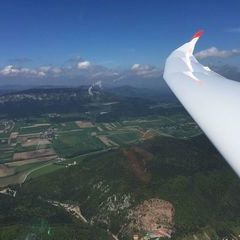Flugwegposition um 09:46:14: Aufgenommen in der Nähe von Gemeinde Winzendorf-Muthmannsdorf, Österreich in 995 Meter